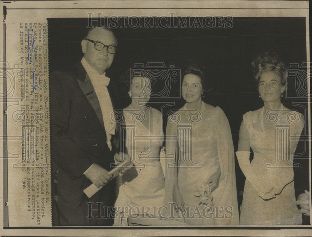 1966 Press Photo Mrs. Lyndon B. Johnson/Gov. Edmund Brown/Vietnam War PIcket - Historic Images