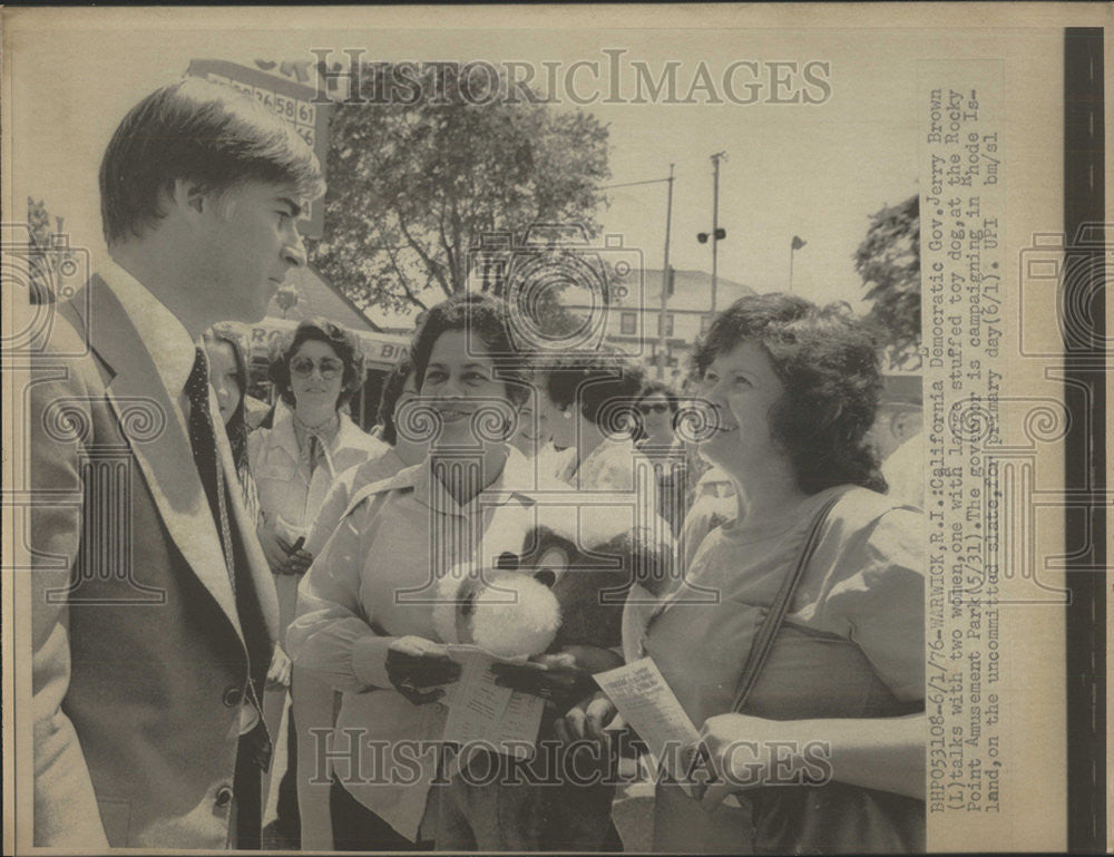 1976 Press Photo California Democratic Governor Jerry Brown women dog - Historic Images