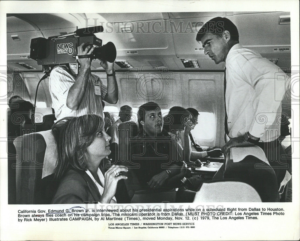 1979 Press Photo California Governor Edmund Brown Jr flight Dallas Houston Snap - Historic Images