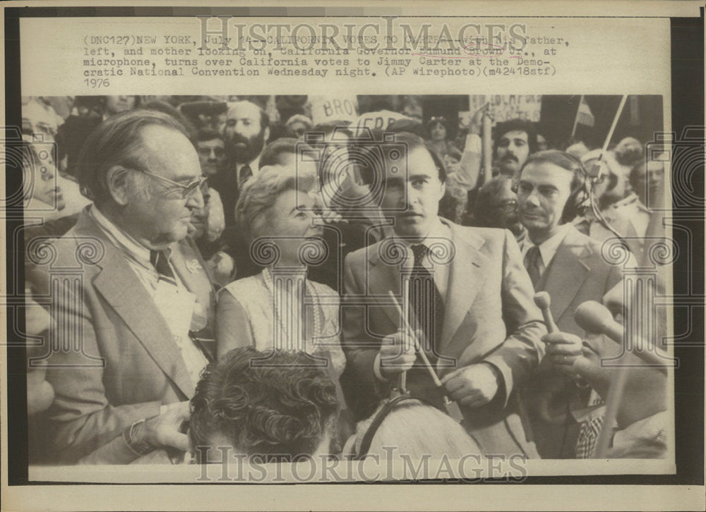 1976 Press Photo Father mother California Governor Edmund Brown Jr Microphone - Historic Images