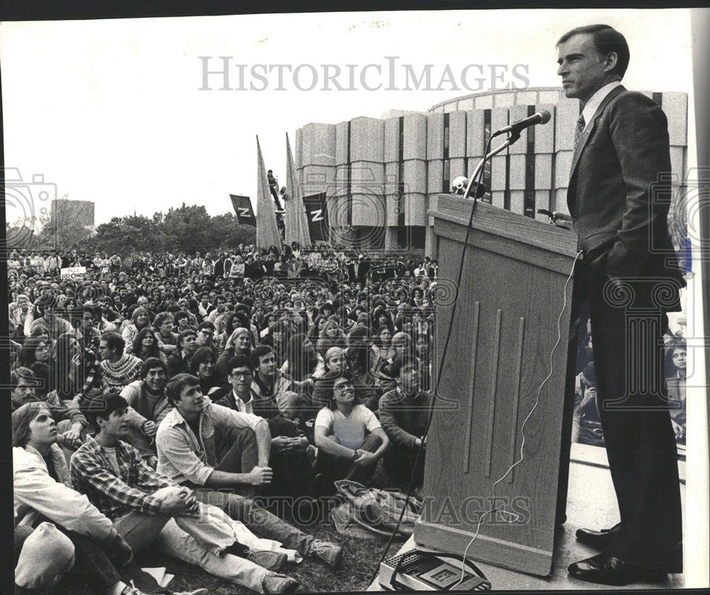 1979 Press Photo Northwestern University Jerry Brown Edmund Brown - Historic Images