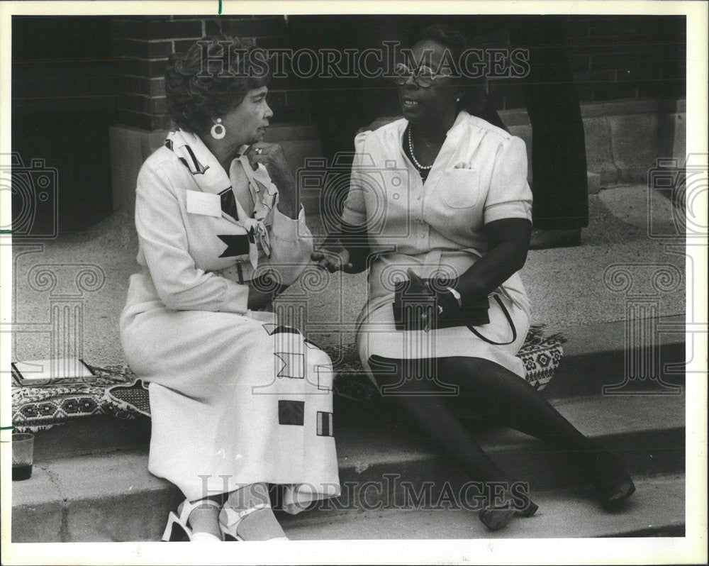 1984 Press Photo Navy Pier Independence Day Party Chicago Women Conversation - Historic Images