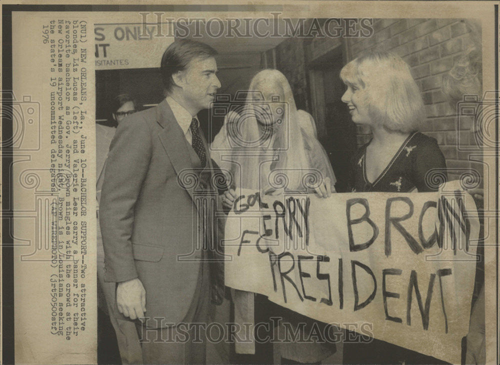 1976 Press Photo Liz Lucas Valerie Lear banner bachelor Governor Jerry Brown - Historic Images