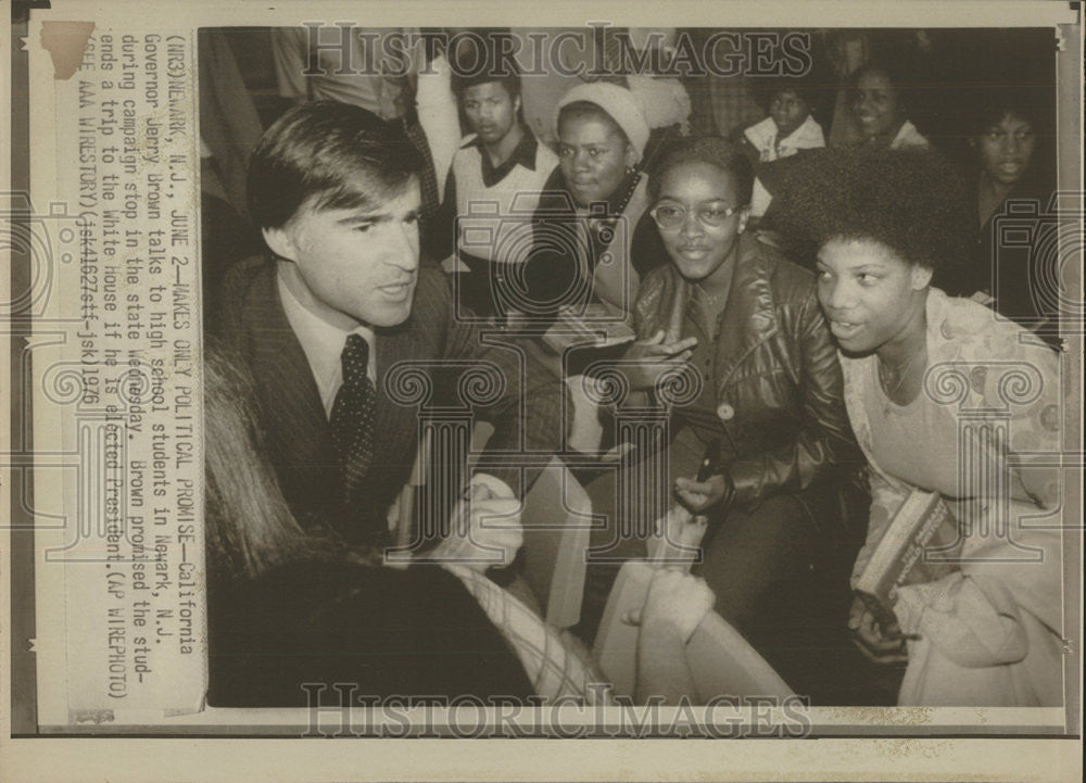 1976 Press Photo Governor Jerry Brown talks to high school students. - Historic Images