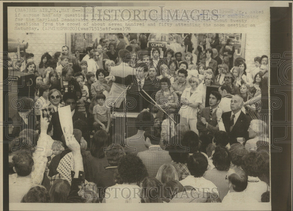 1976 Press Photo Governor California Edmund Brown Jr rally Bellair Question - Historic Images