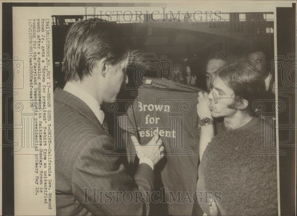 1976 Press Photo California Governor Edmund Brown Jr. &amp; T-Shirt - Historic Images