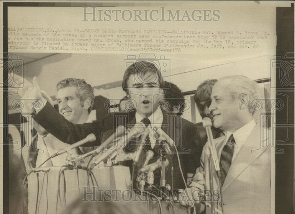 1976 Press Photo California Gov Edmund Brown Crowed Airport Nomination - Historic Images