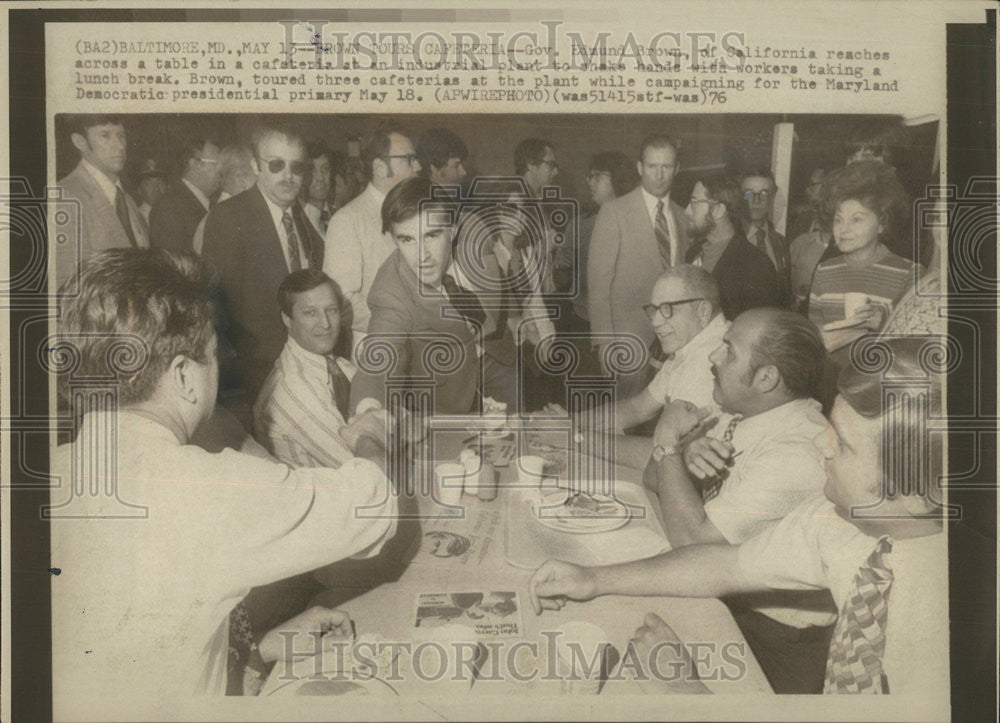 1976 Press Photo Gov Edmund Brown California Worker Cafeteria industrial plant - Historic Images