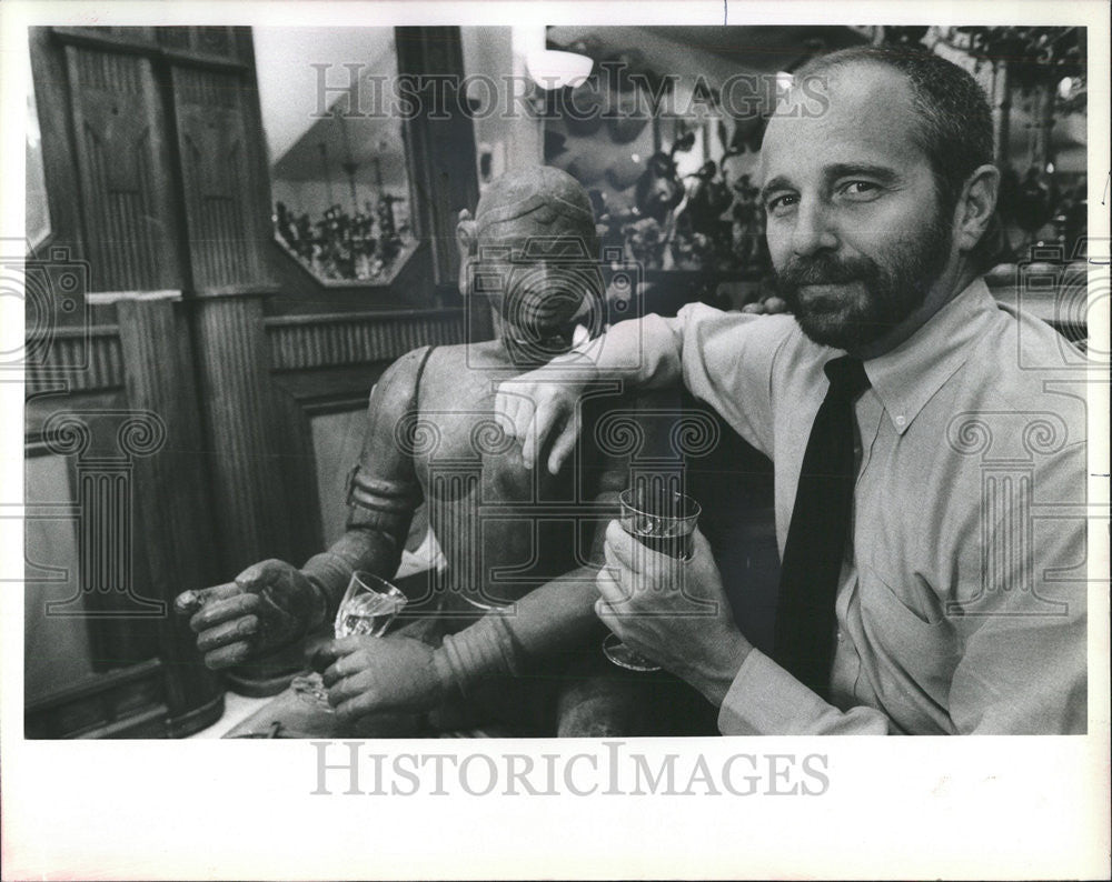 1983 Press Photo Chicago Interior Designer Decorator Hudson Brown Antique Statue - Historic Images