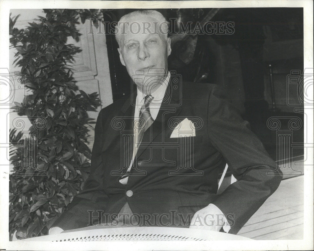1929 Press Photo Max Blouet Hotelman snap black suit Sofa Pose Sit Trouser - Historic Images