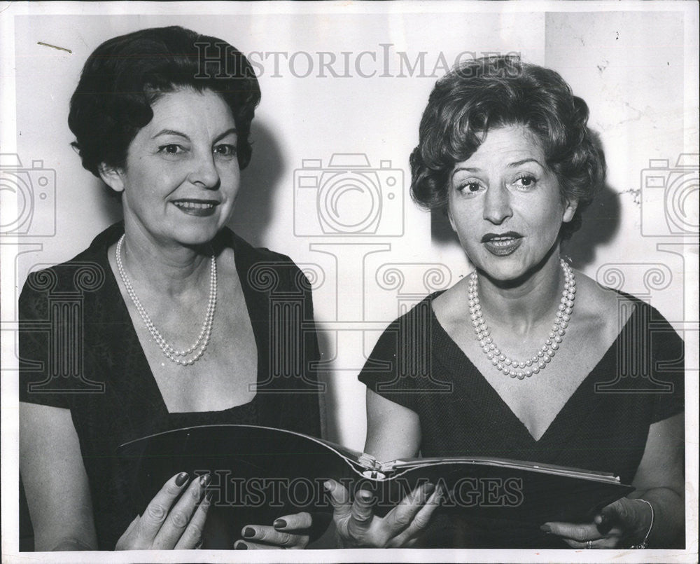 1959 Press Photo Frenchwomen Mme. Bloute and Vandable meet for lunch. - Historic Images