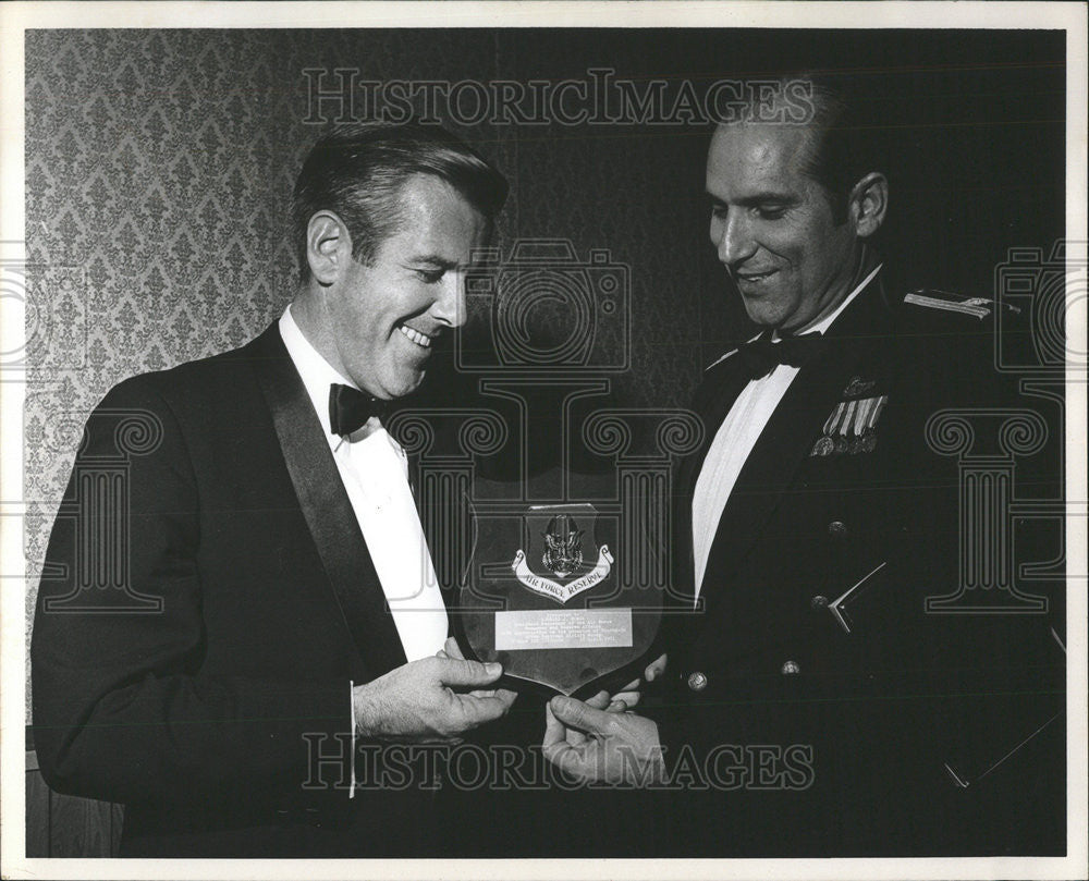 1971 Press Photo Borda received an award from Lt. Col. Barr, Jr - Historic Images