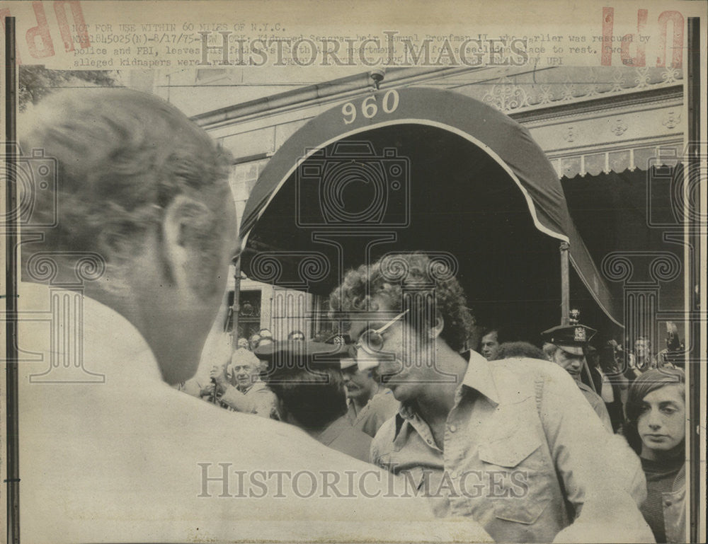 1975 Press Photo Seagram Samuel PronfmanII Rescue police FBI Alleged Kidnap - Historic Images