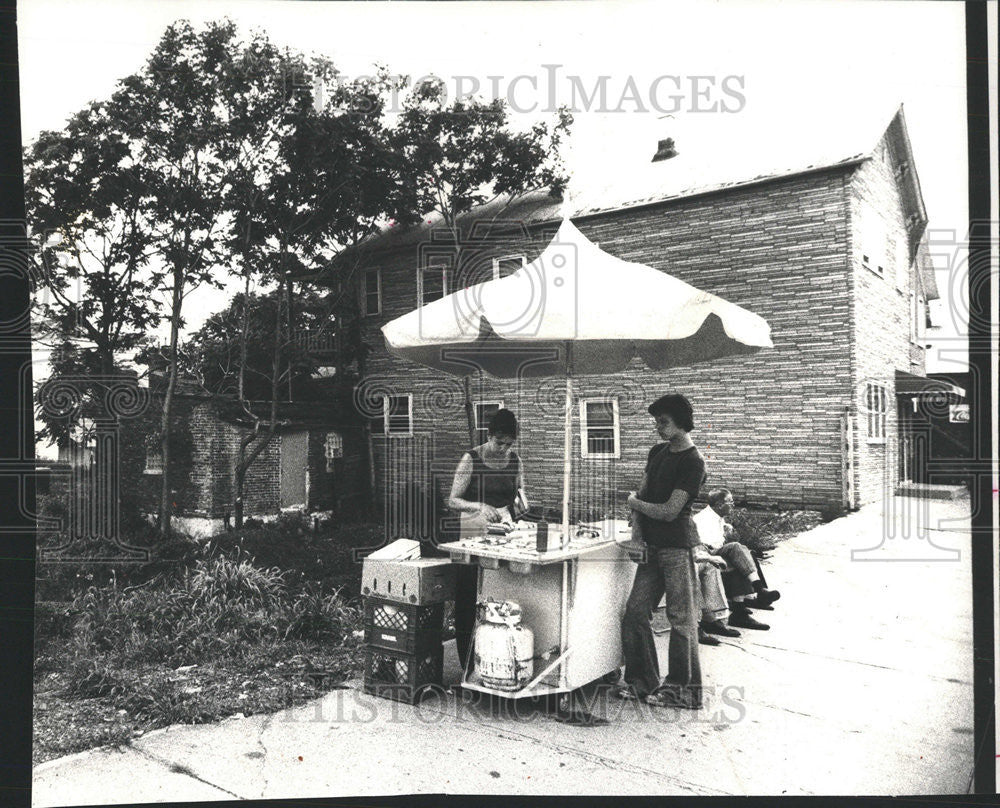 1979 Press Photo Borik sell hot dog near spot where son was killed. - Historic Images