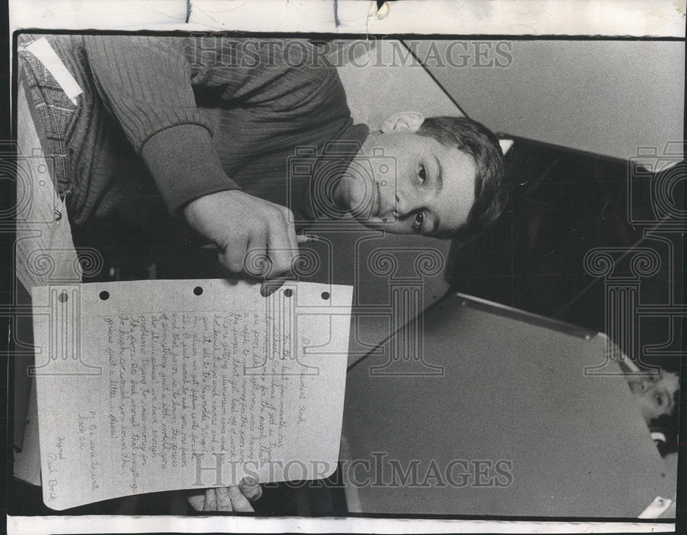 1974 Press Photo Paul Borik Letter President Education Resources Institute Mich - Historic Images