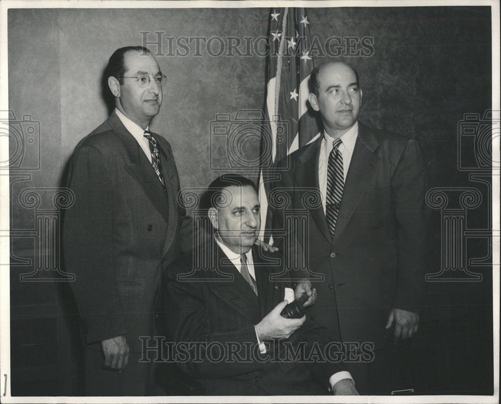 1951 Press Photo Carl M. Bromberg Chicago B&#39;Nai B&#39;Rith Council President Gavel - Historic Images