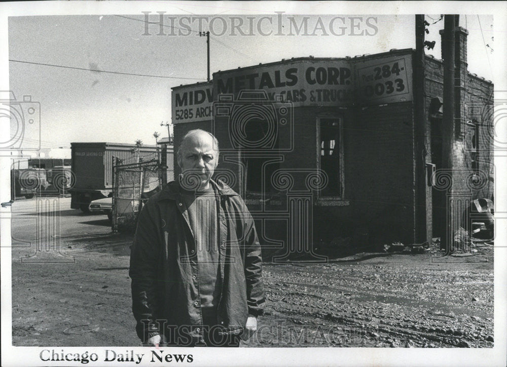 1976 Press Photo Fred Bozek Midway Metals Harrassed Federal Sanitary District - Historic Images