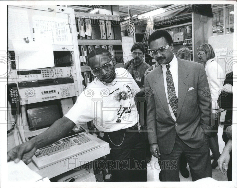 1993 Press Photo Banks shows Sec of Commerce Brown Motorola station - Historic Images