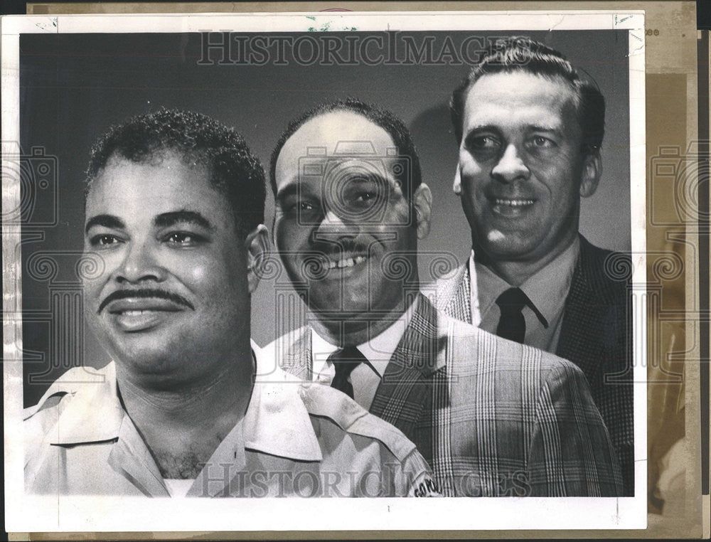 1976 Press Photo Three person pose snap line stand one another - Historic Images