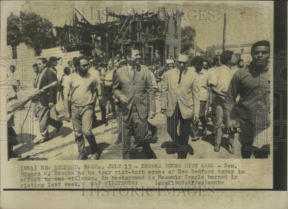 1970 Press Photo Senator Edward Brooke Bedford Violence Riot Areas Torn - Historic Images