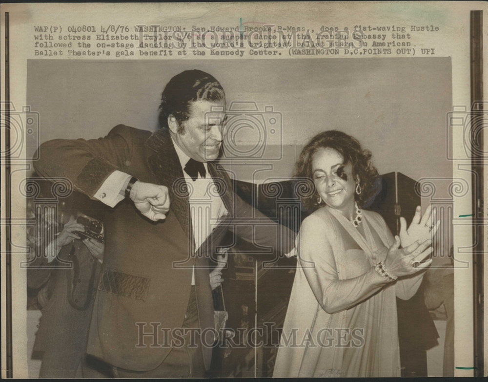 1976 Press Photo Edward Brooke Mass Elizabeth Taylor Kennedy - Historic Images