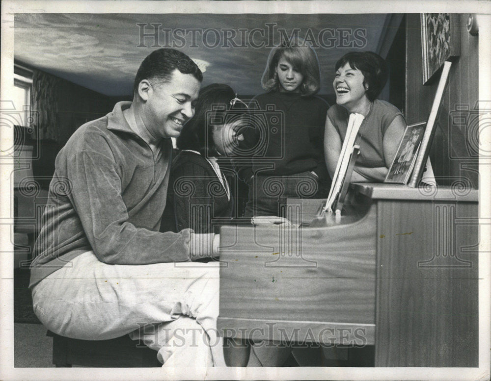 1966 Press Photo Harmony in the Brooke&#39;s home - Historic Images