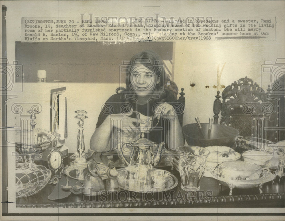 1968 Press Photo Remi Brooks displays some of her wedding gifts. - Historic Images