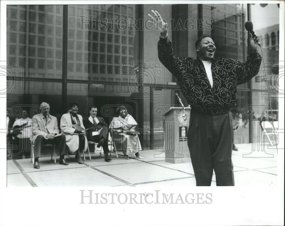 1993 Press Photo Daley Center Plaza Thompson Darius Brooks Singer Sings - Historic Images