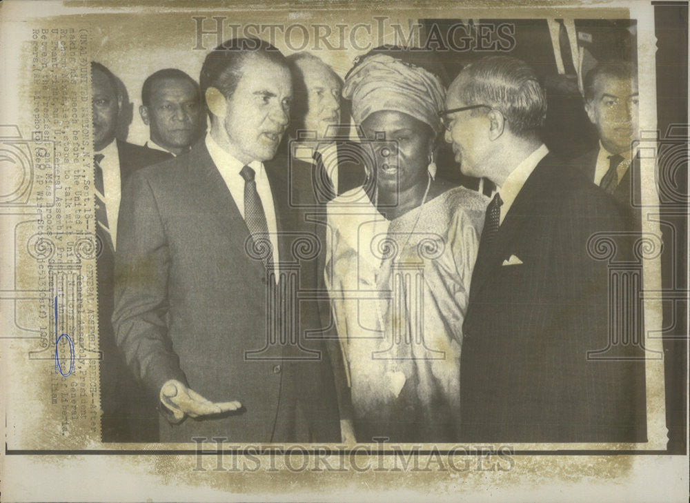 1969 Press Photo President Nixon stops to talk with Sec. General. - Historic Images