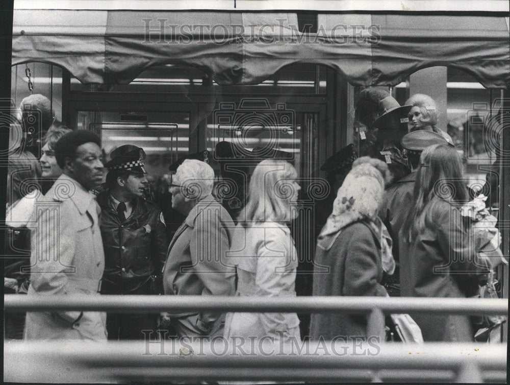 1974 Press Photo Officers crowd Woolworths State Street robbery suspect Snap - Historic Images