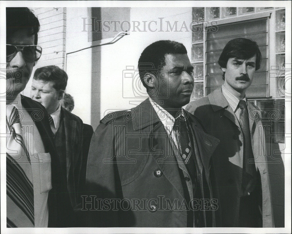 1977 Press Photo Conrad Brown Gene Pesek Shooting Liquor - Historic Images