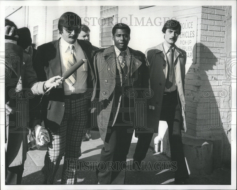 1977 Press Photo Conrad Brown, Operator Burned Out Liquor Store - Historic Images