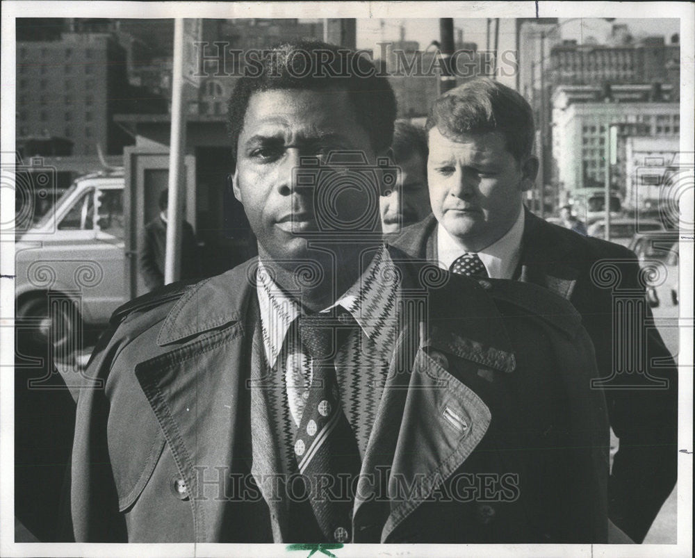 1977 Press Photo Suspect Arson Murder State Police Headquarters - Historic Images