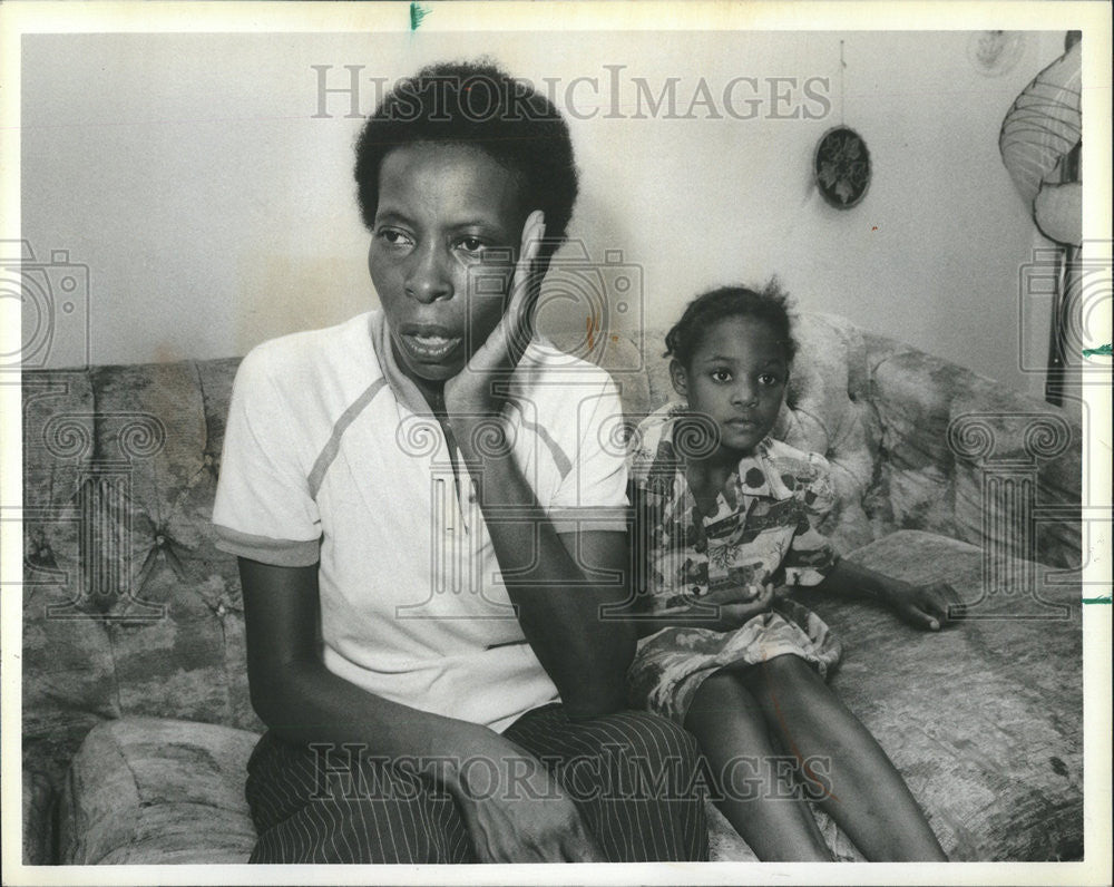 1984 Press Photo Lottie Brown, Debra&#39;s mother talks. - Historic Images