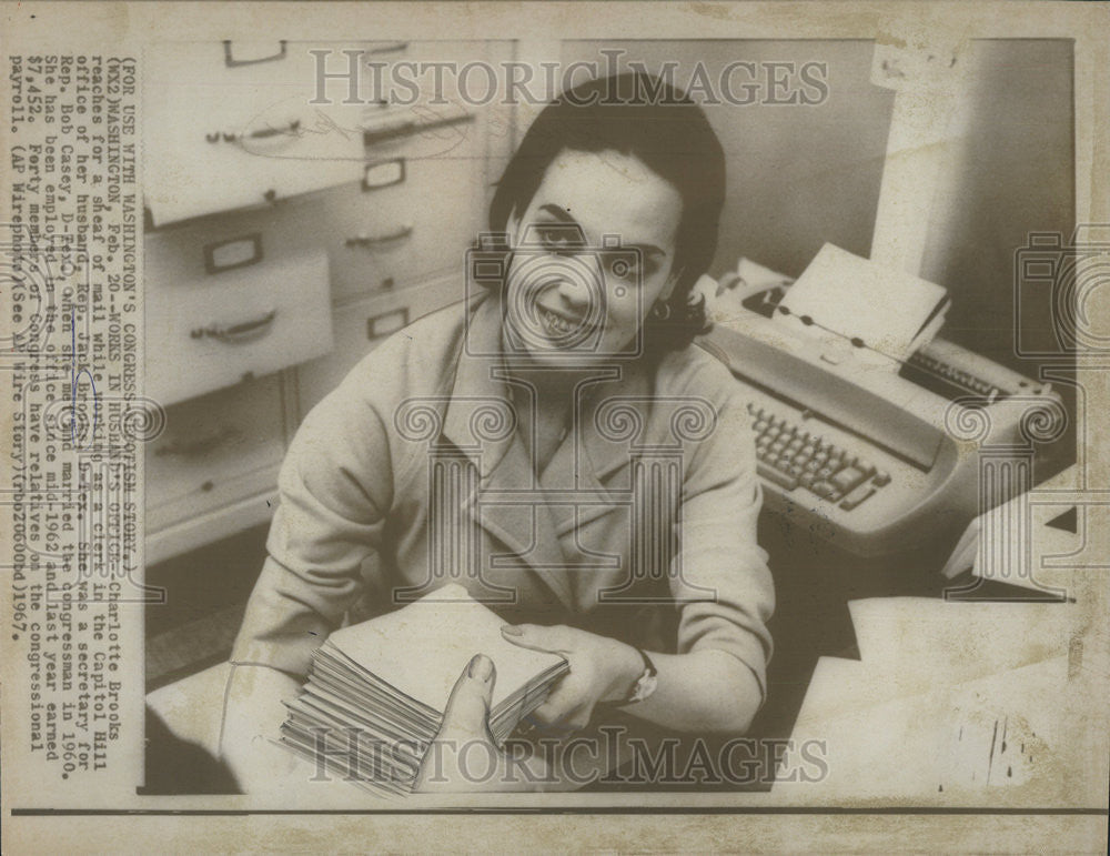 1967 Press Photo Charlotte Brooks Hill Office Sheaf Working capitol mail clerk - Historic Images