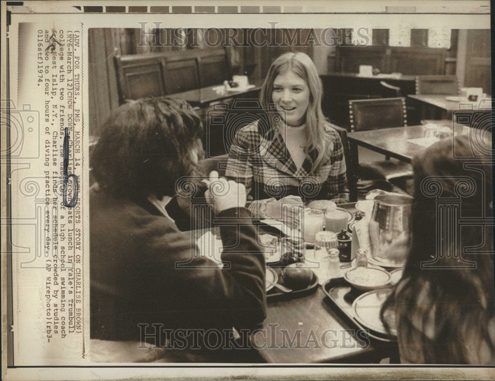 1974 Press Photo Islip NY Chow Down Charlies Brown Lunch Yale Trumbull College - Historic Images