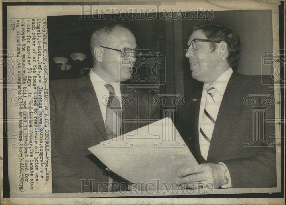 1975 Press Photo Clarence Brown R Oiho John Dingell Mich Oil House Voted - Historic Images