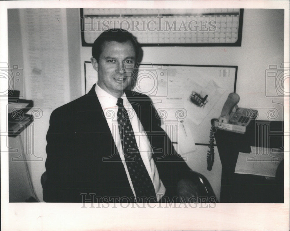 1989 Press Photo Chicago Businessman Clark Brown Manila Philippines Civil War - Historic Images