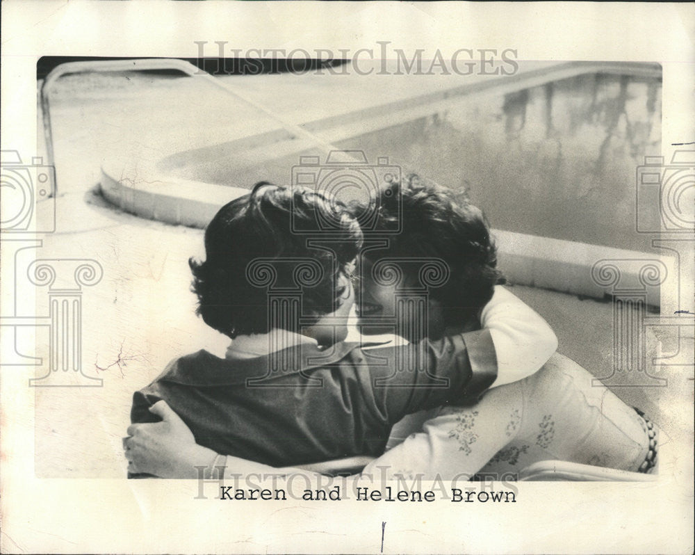 1977 Press Photo Helene Brown and her daughter Karen. - Historic Images