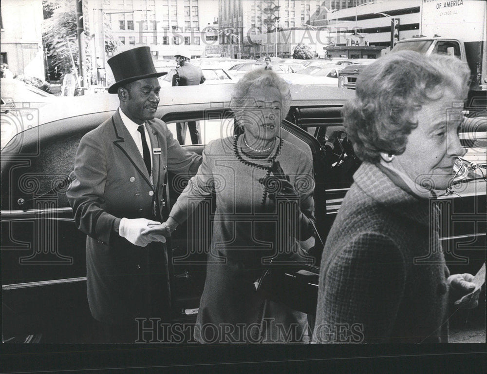 1972 Press Photo Chicago Society Mrs. Paul M. Angle Limousine Arrival Medinah - Historic Images