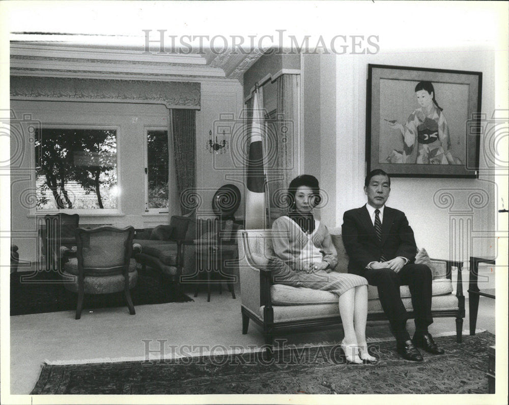 1985 Press Photo Japanese Counsel General Hirokazu Arai &amp; Wife Evanston Home - Historic Images