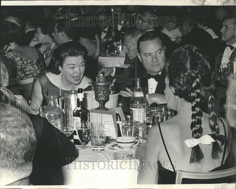 1966 Press Photo Ralph Applegate Crowd Fashionable Women Sporting Hair - Historic Images