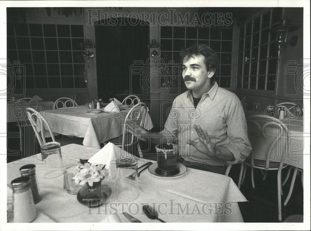 1980 Press Photo Phil Appleyard Restaurant Owner Profile Paradise Cafe Chicago - Historic Images