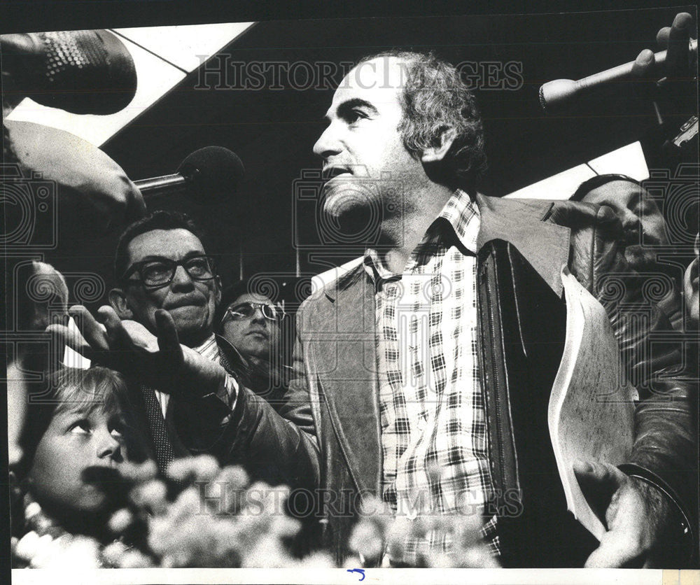 1978 Press Photo O Hare Airport Boris Antonovych Ground Kiss Soviet Americans - Historic Images