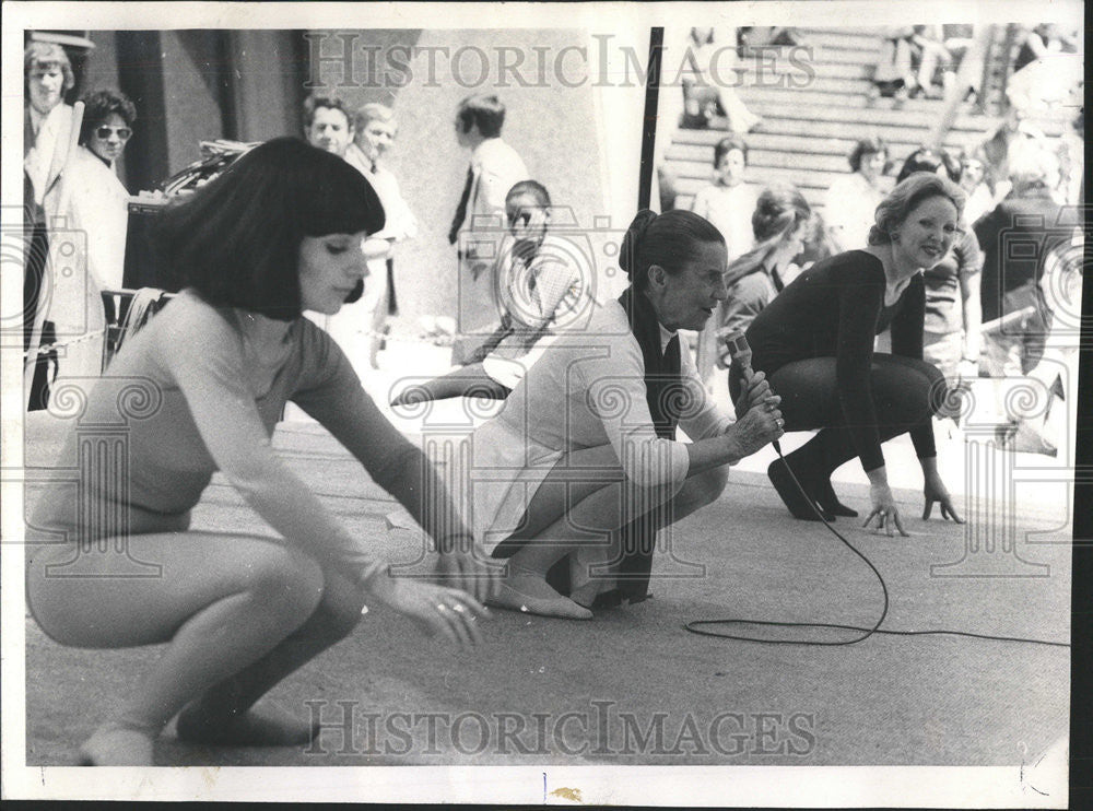 1971 Press Photo Antoinette Chicago National bank plaza Lunch Crowd exercise - Historic Images