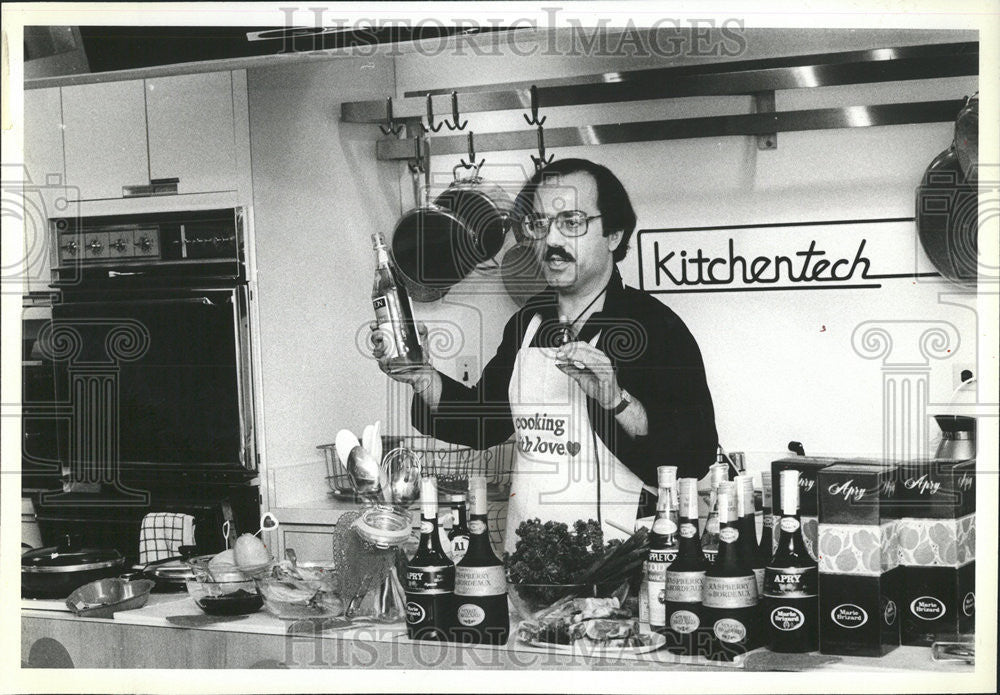 1981 Press Photo Francis Anthony Idea Love Sweat Over Stove - Historic Images