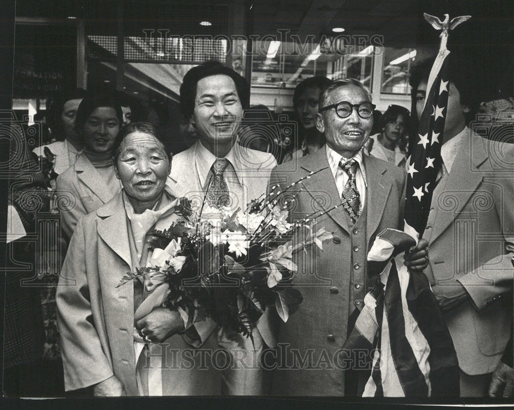 1978 Press Photo Joe Anthony beam parents troupe Kinfolk OHare Airport Punyeun - Historic Images