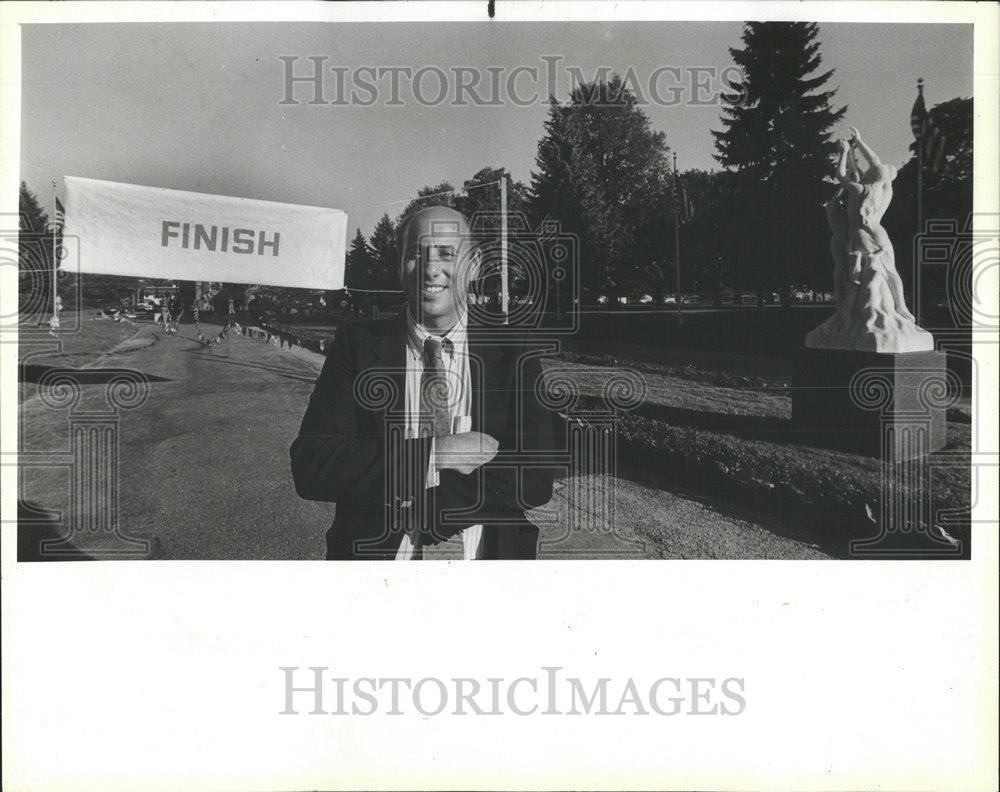 1986 Press Photo Larry Ansbach Cross Country track Easter egg tree plot crime - Historic Images