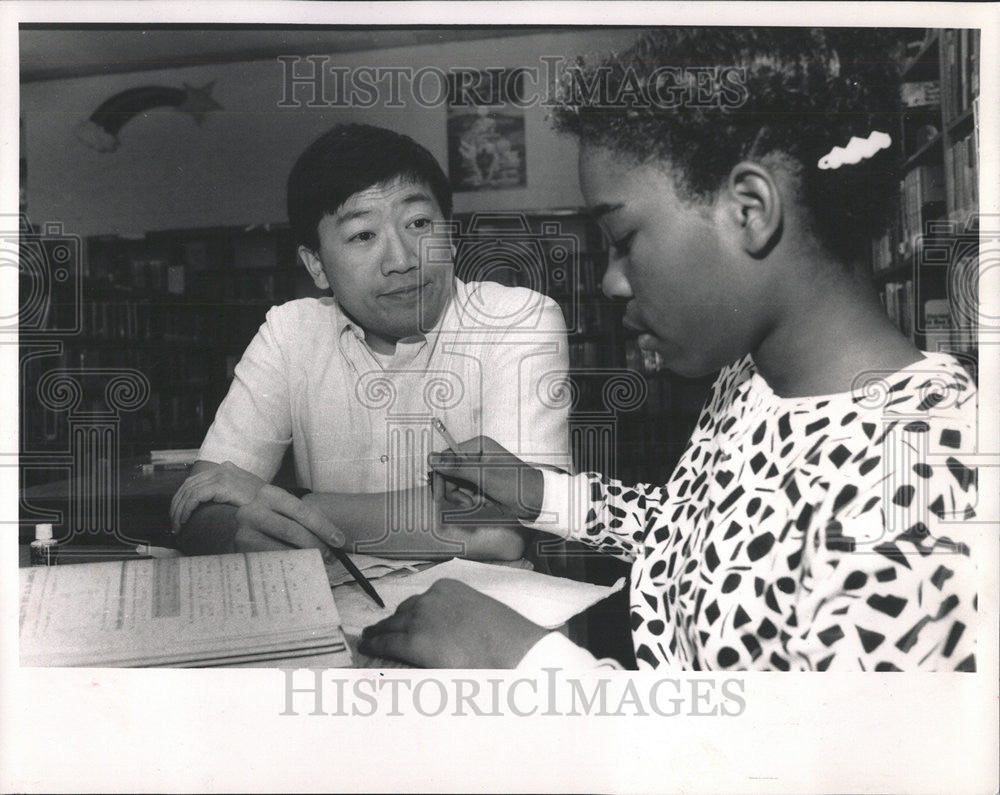 1989 Press Photo Kang Moy Chiu Rogers Park Branch Library Miracle Work Volunteer - Historic Images