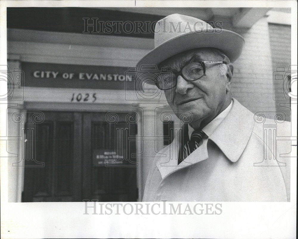 1976 Press Photo Maurice Fitzgerald Brown City Clerk Evanston Oak Street - Historic Images